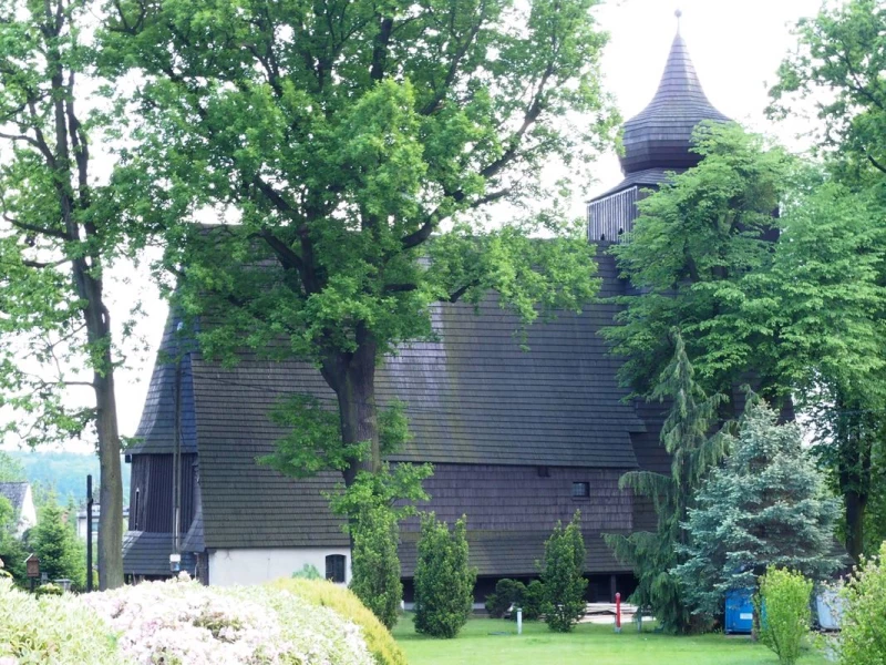 Drewnany kościół w malowniczym otoczeniu starych dębów i kasztanowców - kościół parafialny pw. Wszystkich Świętych w Łaziskach